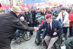 Robin-shaking-hands
